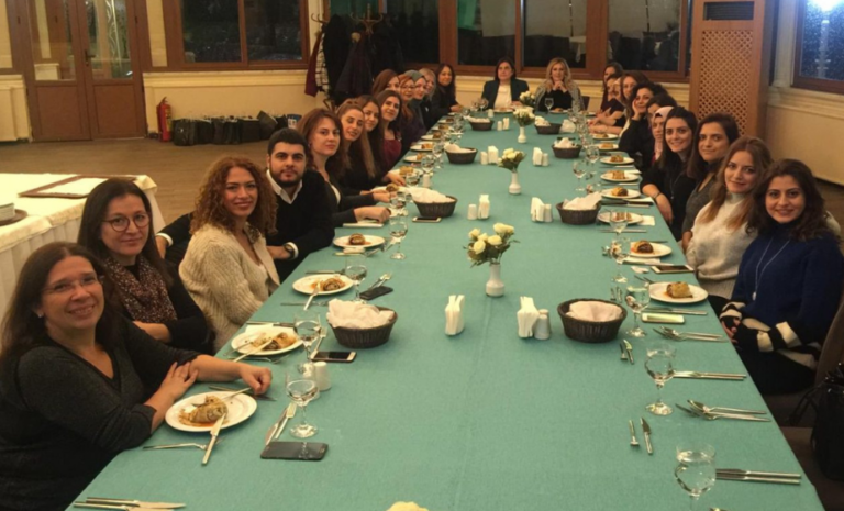 Öğretmenler Günü Kutlaması Akşam Yemeği etkinliğinde düzenlenen toplu yemek organizasyonu.