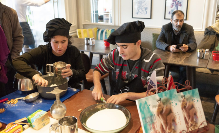 Koku Tat His Kitap Lansmanı (The House Cafe) sırasında yazarın okuyucularla buluştuğu etkinlik anı.
