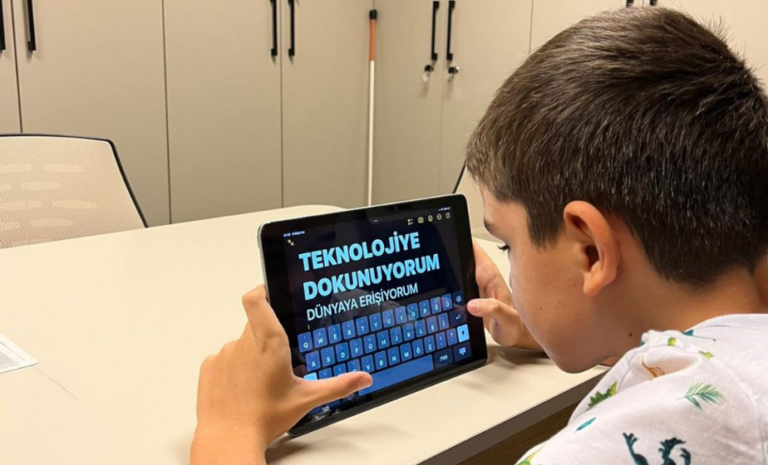 “Katılımcıların teknolojiyi kullanarak erişilebilirlik deneyimlerini geliştirdiği etkinlikten bir sahne