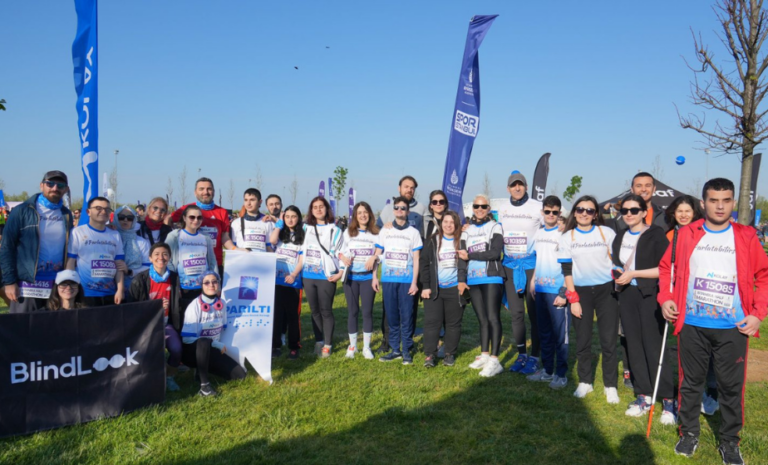 N Kolay 18. İstanbul Yarı Maratonu etkinliğinde toplu koşu atmosferi ve katılımcılar.