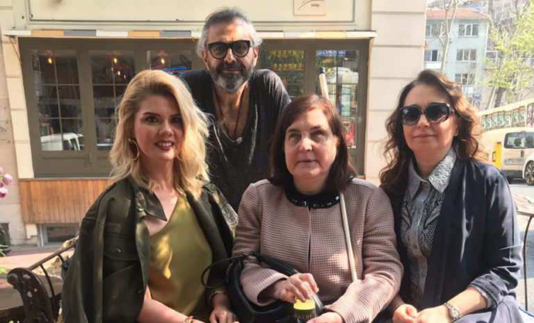 Katılımcıların Dodo Apayrı mağazasının lansmanında bir araya geldiği açılış etkinliği.