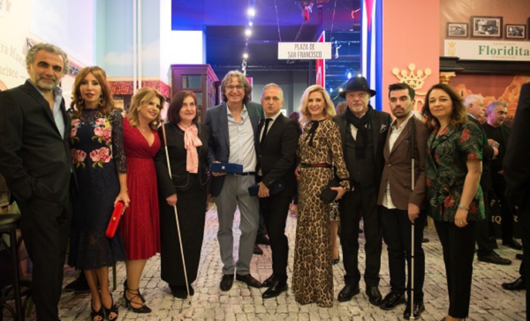 Ziyaretçilerin Küba temalı fotoğrafları incelediği sergi alanından görüntü