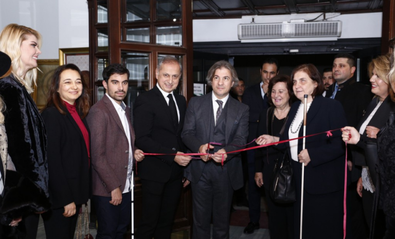 Ahmet Çoktan’ın ‘Katre’ adlı eserlerinin sergilendiği sanat etkinliğinden bir kare