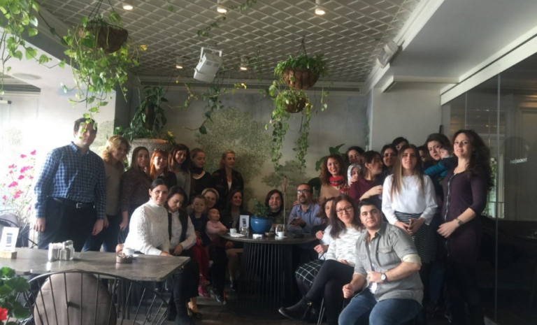 Parıltı Görmeyen Çocuklara Destek Derneği Öğretmenler Günü Kahvaltısı etkinliğinde öğretmenlerin sohbet ettiği sıcak atmosfer.