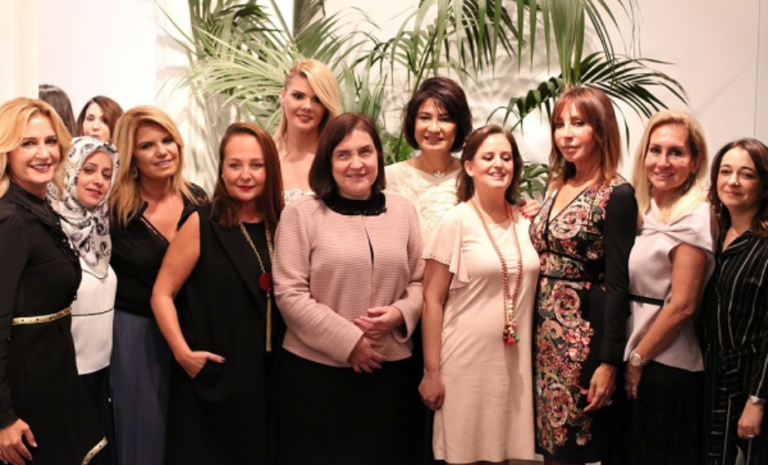 Rezzan Benardete tarafından organize edilen yemek daveti atmosferinden bir sahne.