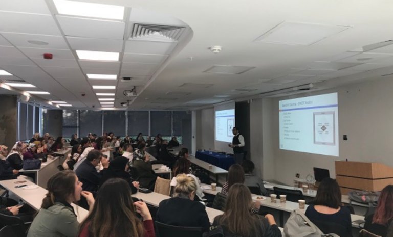 Parıltı Görmeyen Çocuklara Destek Derneği & MEF Üniversitesi Aile Semineri sırasında ailelerin katıldığı bilgilendirme oturumu.