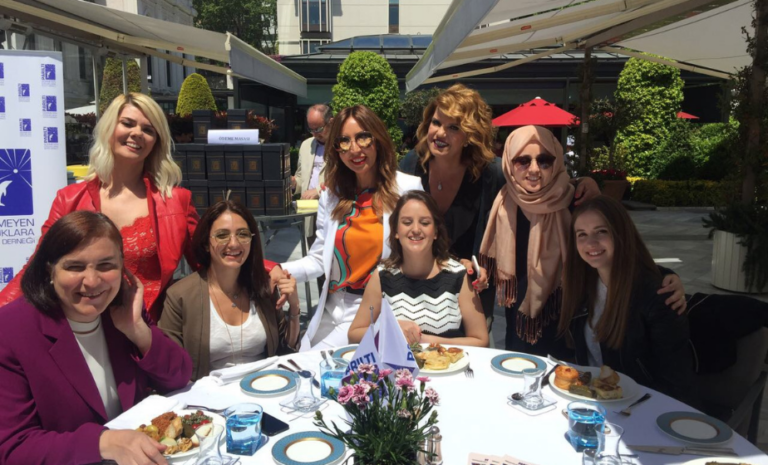 Parıltı Görmeyen Çocuklara Destek Derneği Anneler Günü Brunch’ı (Four Seasons Hotel) sırasında annelerin ve çocukların kutlama için bir araya geldiği an.