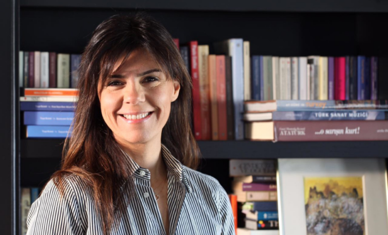 İdil Gazioğlu’nun katılımcılarla bir araya geldiği Tam Yaşa temalı etkinlikten bir sahne