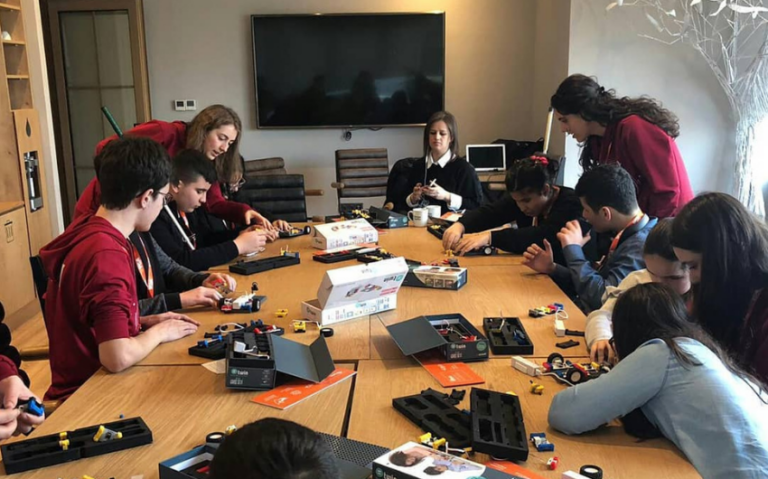 YGA ve Parıltı’nın bilim setleriyle öğrenme etkinliği görüntüsü.