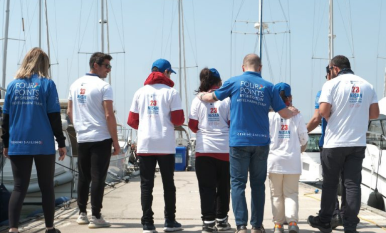 Çocukların 23 Nisan Çocuk Bayramı etkinliği olarak Four Points by Sheraton’da yelken eğitimi aldığı programdan bir görüntü