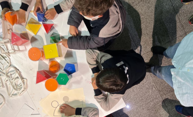 İstanbul’da çocuk ve gençlere yönelik düzenlenen sanat bienalinden renkli ve yaratıcı bir etkinlik sahnesi.