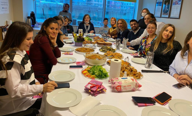 Öğretmenler Günü için düzenlenen keyifli akşam yemeği buluşmasından görüntü.