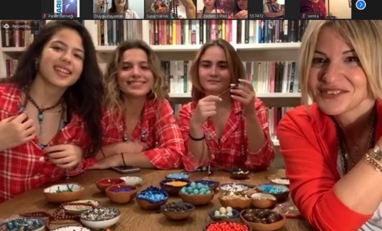 Ayşe Arman’ın katılımıyla gerçekleştirilen çevrimiçi iyilik kolyesi tasarım atölyesinden bir görüntü