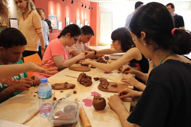 görme engelli çocuklar için sanat terapisi